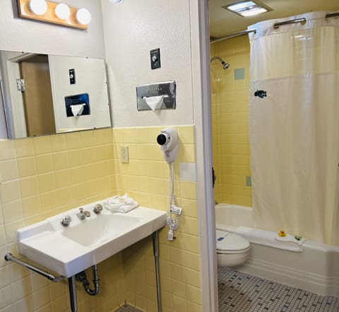 Deluxe Twin Room | Bathroom | Deep soaking tub, free toiletries, hair dryer, towels