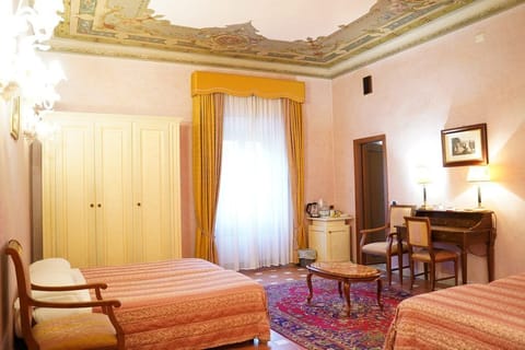 Deluxe Room, 1 Bedroom | Hypo-allergenic bedding, minibar, in-room safe, individually decorated