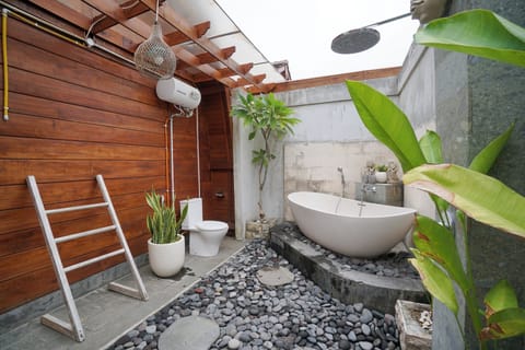 Exclusive Double Room | Bathroom | Combined shower/tub, hydromassage showerhead, free toiletries