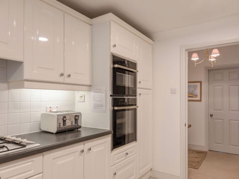 Cottage | Private kitchen | Fridge, dishwasher, electric kettle, toaster