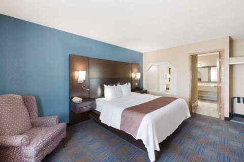 Suite, Non Smoking | In-room safe, desk, iron/ironing board, rollaway beds