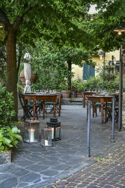 Breakfast and dinner served, Regional cuisine