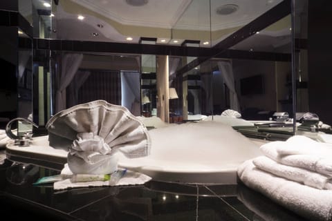 Honeymoon Room | Private spa tub