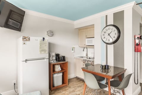 Full-size fridge, microwave, stovetop, coffee/tea maker