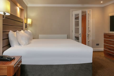 Deluxe King Room | In-room safe, desk, soundproofing, free WiFi