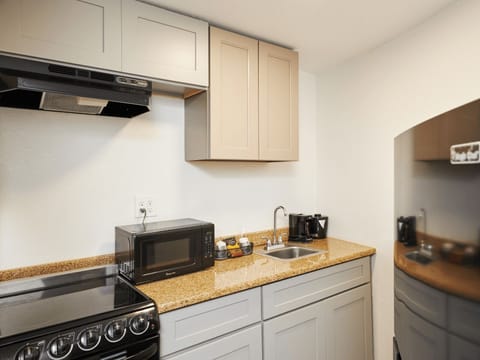 Suite, 1 King Bed with Sofa bed, Kitchen (Studio) | Private kitchen | Fridge, microwave, coffee/tea maker