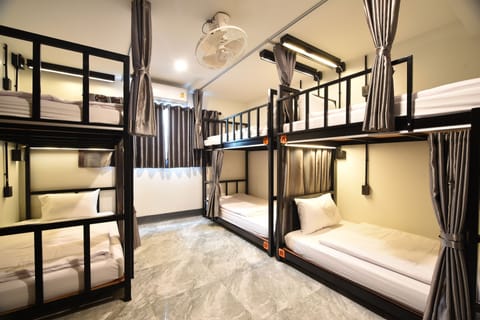 Dorm 6 Shared Bathroom- Age 18-40 | Free WiFi, bed sheets