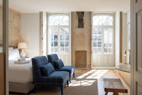 Estudio | In-room safe, desk, soundproofing, iron/ironing board