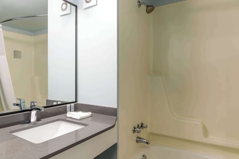 Combined shower/tub, free toiletries, hair dryer, towels