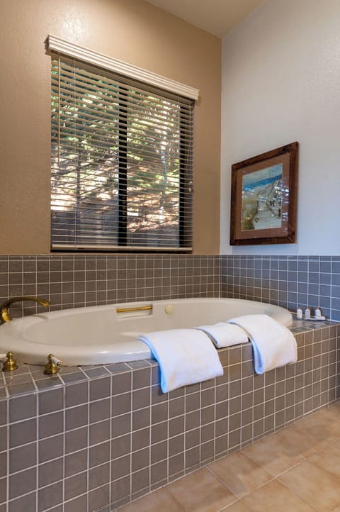 Spectacular Lookout King (ground floor) | Bathroom | Combined shower/tub, deep soaking tub, free toiletries, hair dryer