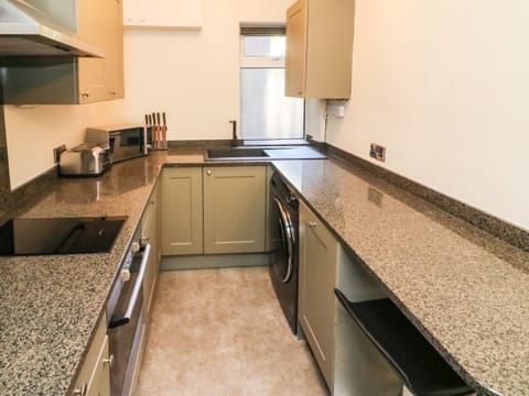 Cottage | Private kitchen | Fridge, dishwasher, electric kettle, toaster