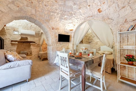Family Villa, Multiple Bedrooms (Trullo Delle Ginestre Private Pool) | Dining room