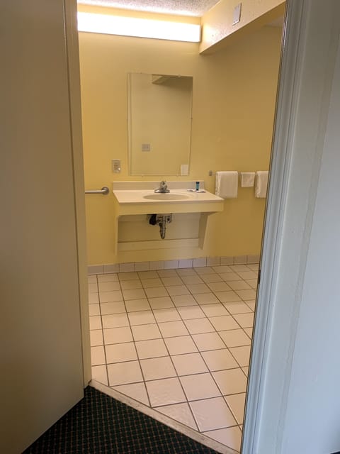 Combined shower/tub, free toiletries, hair dryer, towels