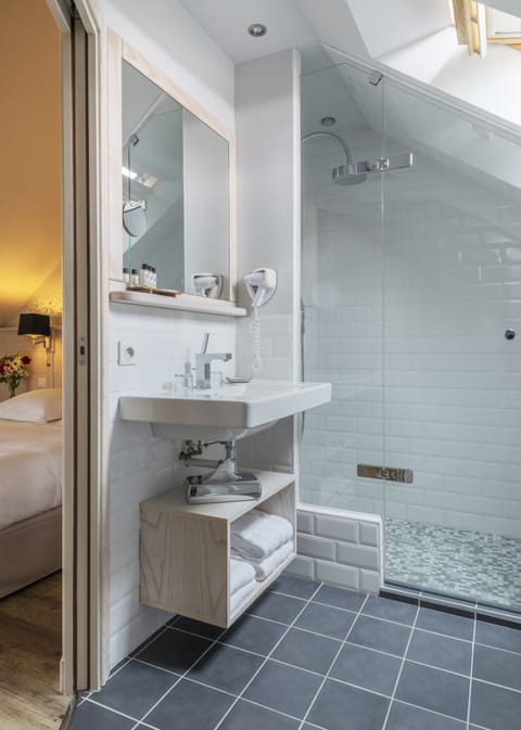Chambre Confort | Bathroom | Free toiletries, hair dryer, bathrobes, slippers