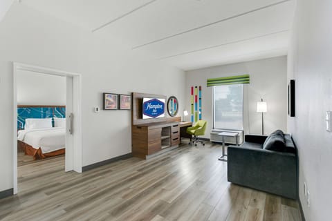 Suite, 1 King Bed, Non Smoking | In-room safe, individually decorated, individually furnished