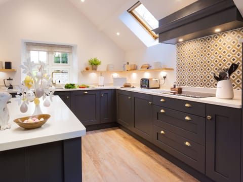 Cottage | Private kitchen | Fridge, dishwasher, cookware/dishes/utensils