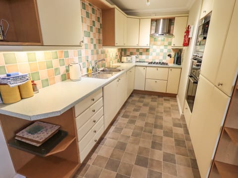 Cottage | Private kitchen | Fridge, dishwasher, cookware/dishes/utensils