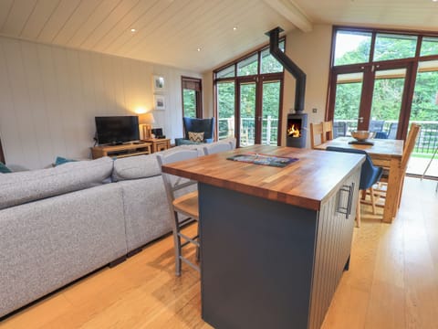 Cottage | Private kitchen | Fridge, dishwasher, cookware/dishes/utensils