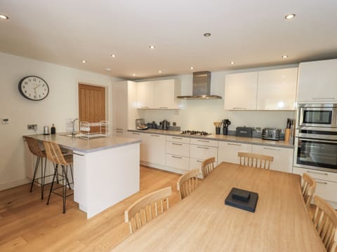 Cottage | Private kitchen | Dishwasher, cookware/dishes/utensils