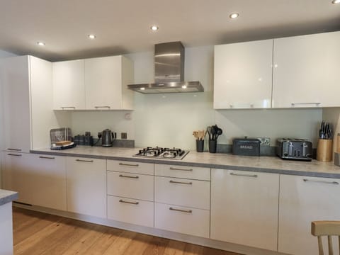 Cottage | Private kitchen | Dishwasher, cookware/dishes/utensils