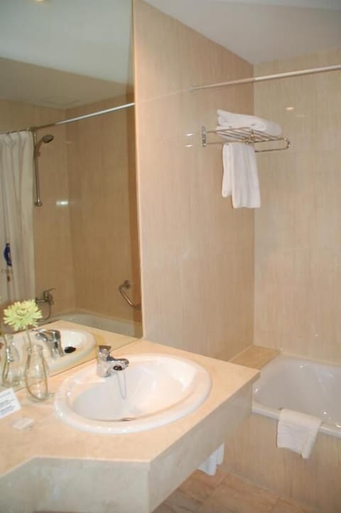 Deep soaking tub, free toiletries, hair dryer, bidet