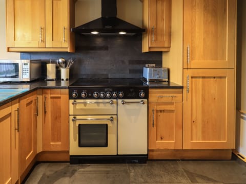 Cottage | Private kitchen | Fridge, dishwasher, cookware/dishes/utensils