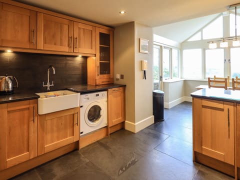 Cottage | Private kitchen | Fridge, dishwasher, cookware/dishes/utensils