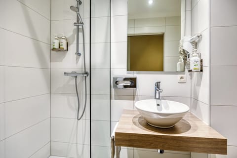 Standard Room, 1 Twin Bed | Bathroom | Hair dryer, towels