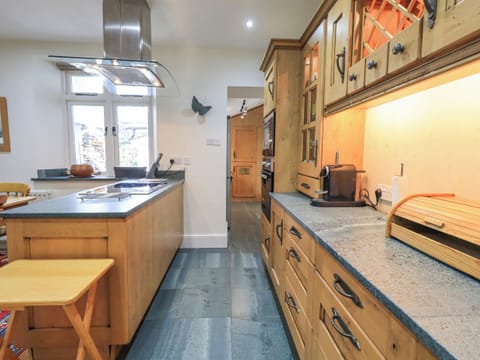 Cottage | Private kitchen | Fridge, dishwasher, cookware/dishes/utensils