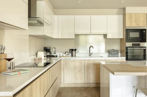 Cottage | Private kitchen | Fridge, dishwasher, cookware/dishes/utensils