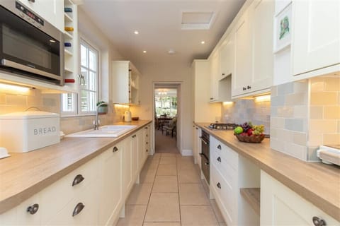 Fridge, dishwasher, cookware/dishes/utensils