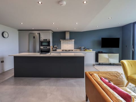 Cottage | Private kitchen | Fridge, dishwasher, cookware/dishes/utensils