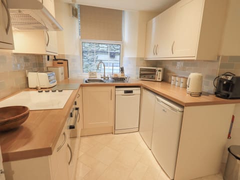 Cottage | Private kitchen | Fridge, dishwasher, cookware/dishes/utensils