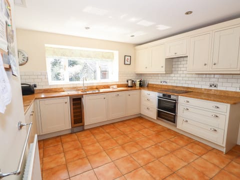 Fridge, dishwasher, cookware/dishes/utensils