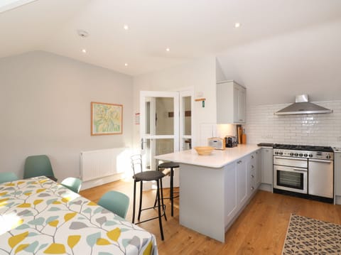 Fridge, dishwasher, cookware/dishes/utensils