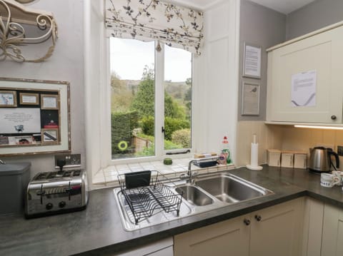 Cottage | Private kitchen | Fridge, dishwasher, cookware/dishes/utensils