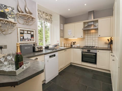 Cottage | Private kitchen | Fridge, dishwasher, cookware/dishes/utensils