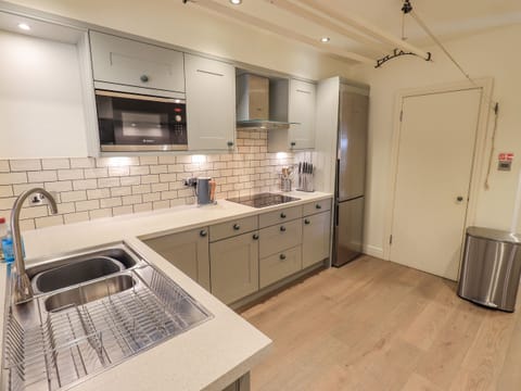 Fridge, dishwasher, cookware/dishes/utensils