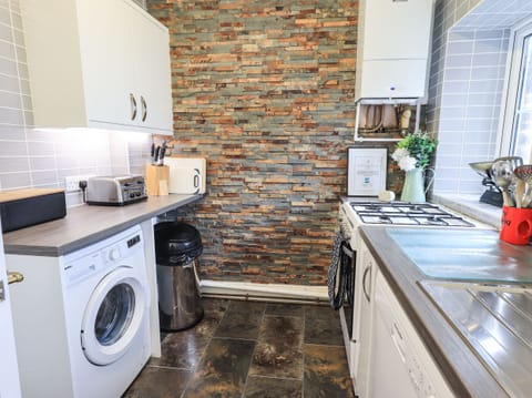 Cottage | Private kitchen | Fridge, dishwasher, cookware/dishes/utensils