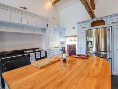 Fridge, dishwasher, cookware/dishes/utensils