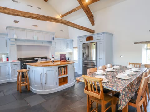 Fridge, dishwasher, cookware/dishes/utensils