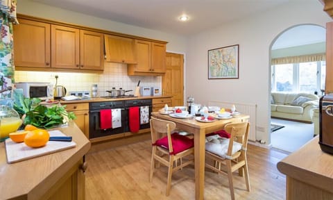 Fridge, cookware/dishes/utensils