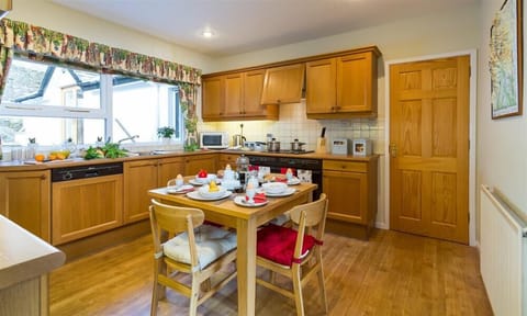 Fridge, cookware/dishes/utensils