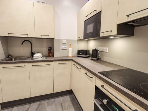 Cottage | Private kitchen | Fridge, dishwasher, cookware/dishes/utensils