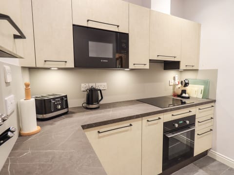 Cottage | Private kitchen | Fridge, dishwasher, cookware/dishes/utensils