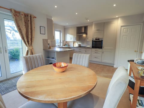 Cottage | Private kitchen | Fridge, dishwasher, cookware/dishes/utensils