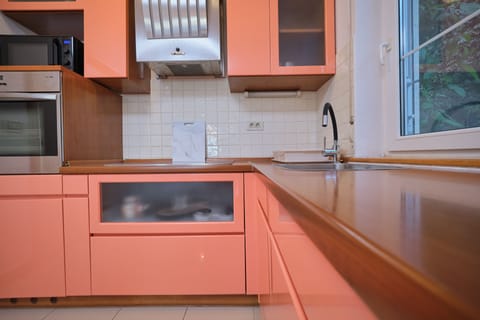 Full-size fridge, microwave, oven, stovetop