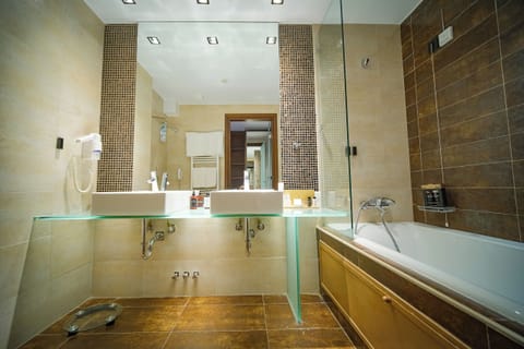 Design Studio Suite, Jetted Tub | Egyptian cotton sheets, premium bedding, down comforters, pillowtop beds