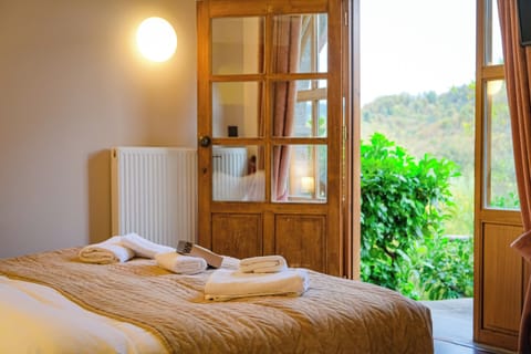 Design Studio Suite, Jetted Tub | Egyptian cotton sheets, premium bedding, down comforters, pillowtop beds