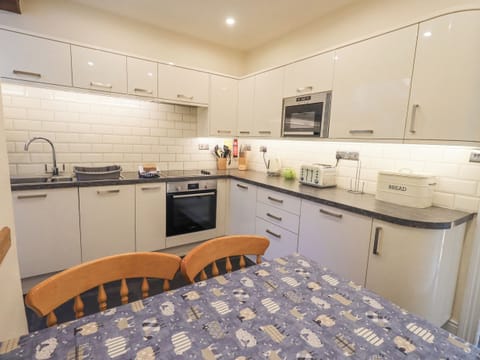 Cottage | Private kitchen | Fridge, dishwasher, cookware/dishes/utensils